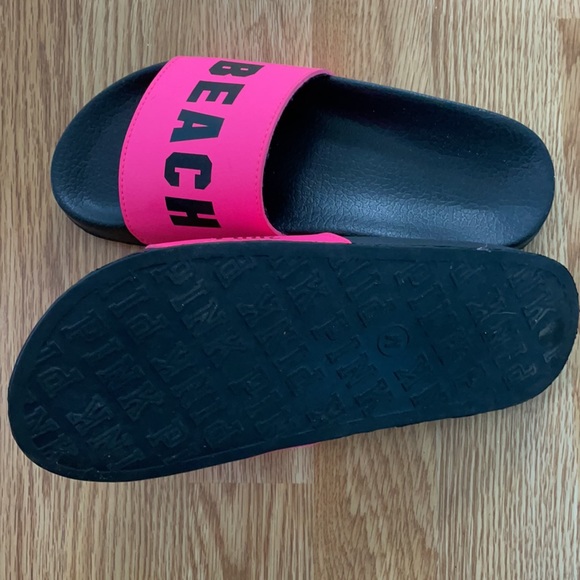 Pink Victoria’s Secret BEACH PLEASE slides - Picture 5 of 11